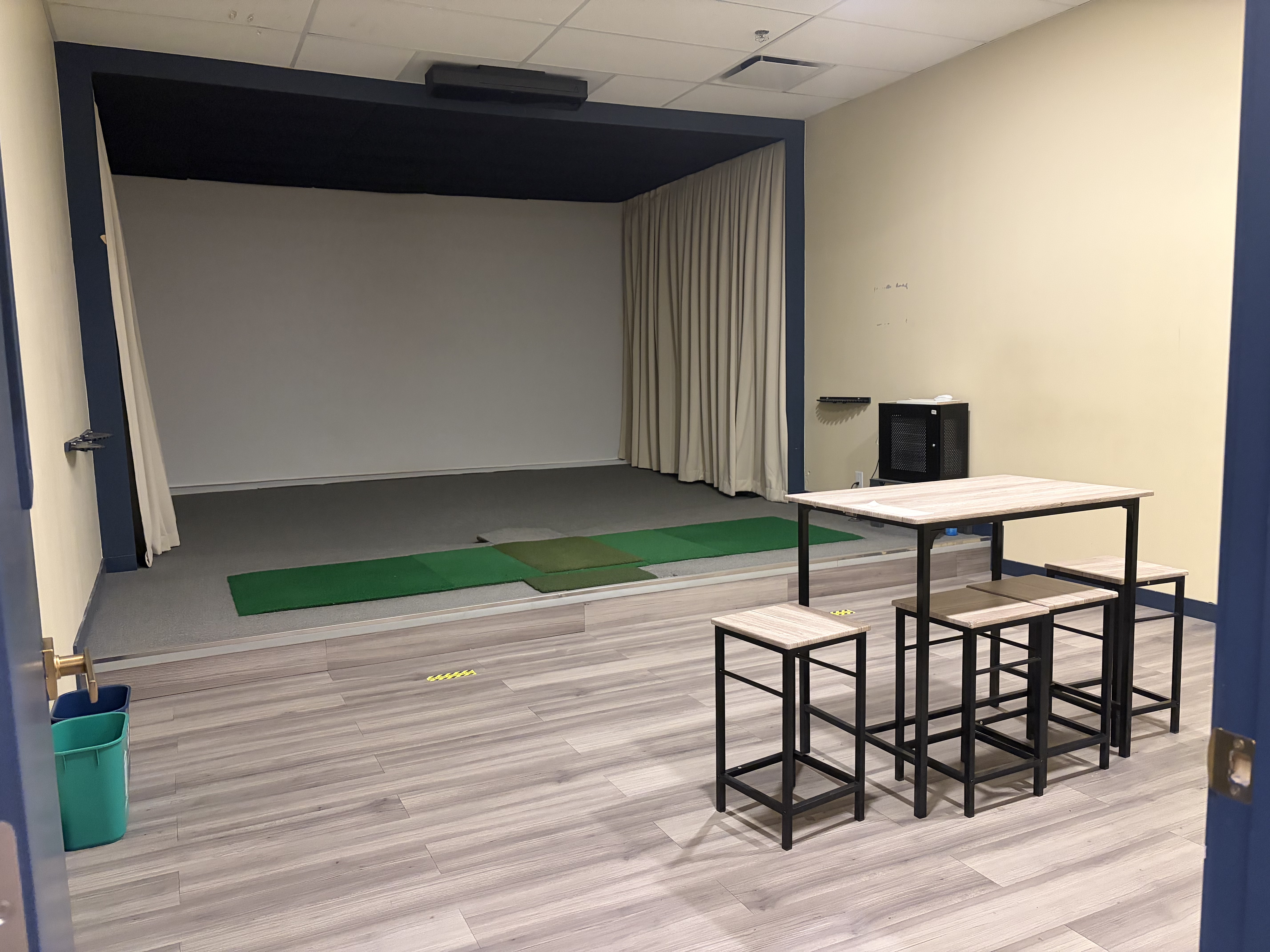 A private Ballistic indoor golf simulator room